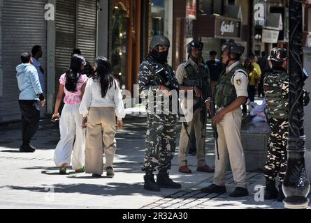 I soldati paramilitari indiani stanno guardia nel centro della città prima del vertice del G20 il 21 maggio 2023 a Srinagar, indiano amministrato Kashmir, India. Il Gruppo dei venti (G20) è il primo forum per la cooperazione economica mondiale. Tutte le principali questioni economiche internazionali ne sono influenzate e rafforzate. Il 22-24 maggio, la Valle del Kashmir ospiterà la terza riunione del gruppo di lavoro G20 sul turismo sotto la presidenza indiana. Dopo che l'India ha revocato lo statuto speciale di autonomia del Kashmir, amministrato dall'India, nell'agosto del 2019, l'incontro sarà il primo grande evento internazionale nella regione contesa Foto Stock