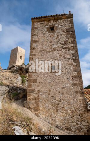 La Iglesia de San Miguel y torreón de origen islámico, Chaorna, Soria, Comunidad Autónoma de Castilla y León, Spagna, Europa. Foto Stock