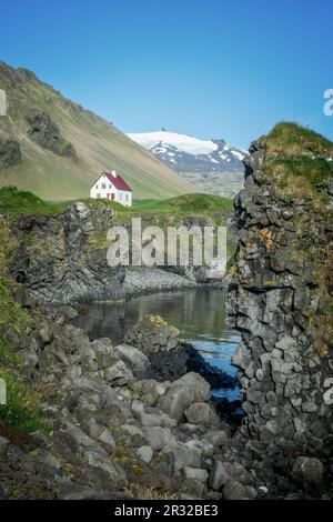 Piccola casa bianca in Arnarstapi, Snaefellsnes penisola paesaggio panoramico, Islanda Foto Stock