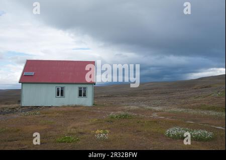 Lungo la famosa tratta degli altopiani di Sprengisandur attraverso gli altopiani dell'Islanda. Una cenere deserta e deserto vulcanico. Casa al geot Foto Stock