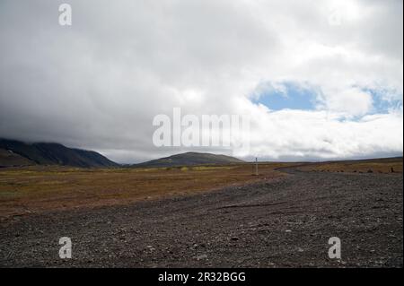 Lungo la più famosa strada delle Highland Sprengisandur attraverso le Highlands dell'Islanda. Una cenere deserta e deserto vulcanico. Strada ghiaiata Foto Stock