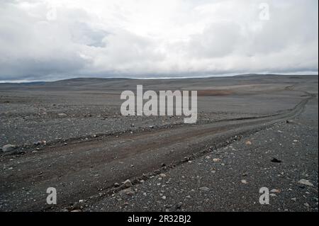 Lungo la più famosa strada delle Highland Sprengisandur attraverso le Highlands dell'Islanda. Una cenere deserta e deserto vulcanico. La strada come Foto Stock