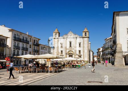 Plaza del Giraldo y la Iglesia de San Antao, Evora Alentejo,,Portogallo, Europa. Foto Stock