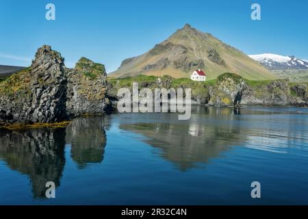 Piccola casa bianca in Arnarstapi, Snaefellsnes penisola paesaggio panoramico, Islanda Foto Stock