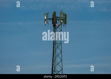 Torre del telefono cellulare in un'area rurale. Oregon, Ashland, Inverno Foto Stock