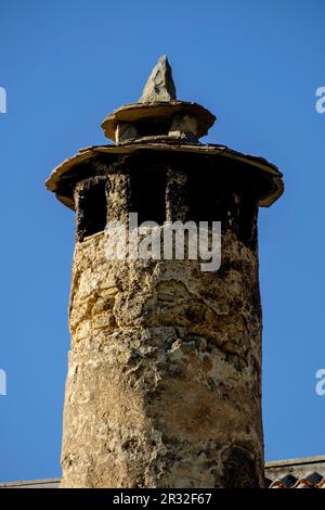 Casa tipica con chimenea de Brujas, Asín de Broto ,municipio de Broto, Sobrarbe,Huesca, Aragón, cordillera de los Pirineos, Spagna. Foto Stock