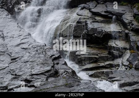 Cascada de Nérech, valle de Valier -Riberot-, Parque Natural Regional de los Pirineos de Ariège, cordillera de los Pirineos, Francia. Foto Stock