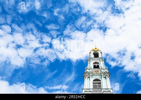 nuvole bianche nel cielo blu sopra il campanile della chiesa ortodossa Foto Stock