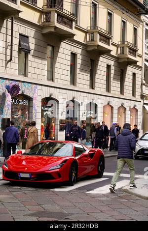 Via Manzoni angolo con via Montenapoleone, Milano, Lombardia, Italia, Europa Foto Stock