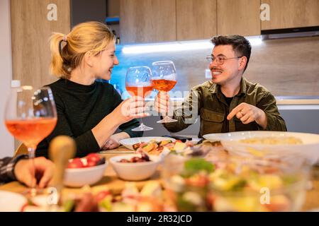 Foto esaltante di coppia che ha un brindisi. Foto di alta qualità. Foto Stock