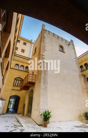 Torre del Palau,siglo XIV, parte del antiguo Palacio de los Reyes de Mallorca, construido por el Rey Jaume II, Manacor, Mallorca, Islas Baleares, Spagna. Foto Stock