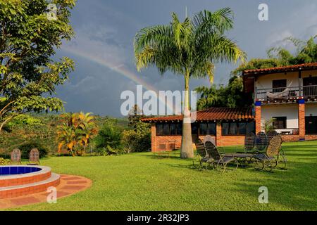 Rainbow, AlcalÃ¡, Colombia Foto Stock