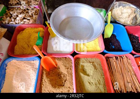 Tintes de colores al peso, mercado Central, Antigua Guatemala, departamento de Sacatepéquez, Guatemala, America Centrale. Foto Stock