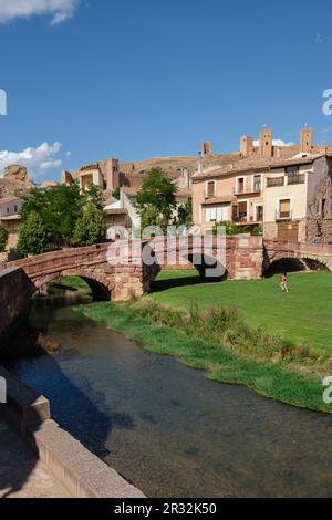 Puente Viejo sobre el rio Gallo, siglo XII, Molina de Aragón, Guadalajara, Comunidad Autónoma de Castilla-La ManchaSpain, l'Europa. Foto Stock