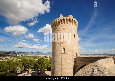 Torre Principale - La torre del homenaje -, Castillo de Bellver -siglo.XIV-, Palma de Mallorca. Mallorca. Islas Baleares. España. Foto Stock