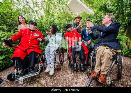 Londra, Regno Unito. 22nd maggio, 2023. Oratio's Garden, Show Garden, Joanna Lumley, Frank Gardner e Ade Adepitan si uniscono a Chelsea Pensioners in carrozzina godere del giardino accessibile - Lunedi al 2023 Chelsea Flower Show. Credit: Guy Bell/Alamy Live News Foto Stock