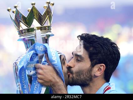 Manchester, Regno Unito. 21st maggio, 2023. Ilkay Gundogan di Manchester City bacia il trofeo della Premier League 2022/23 durante la partita della Premier League all'Etihad Stadium, Manchester. Il credito dell'immagine dovrebbe essere: Andrew Yates/Sportimage Credit: Sportimage Ltd/Alamy Live News Foto Stock