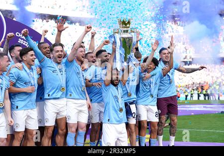 Manchester, Regno Unito. 21st maggio, 2023. Ilkay Gundogan di Manchester City solleva il trofeo della Premier League 2022/23 durante la partita della Premier League presso l'Etihad Stadium di Manchester. Il credito dell'immagine dovrebbe essere: Andrew Yates/Sportimage Credit: Sportimage Ltd/Alamy Live News Foto Stock