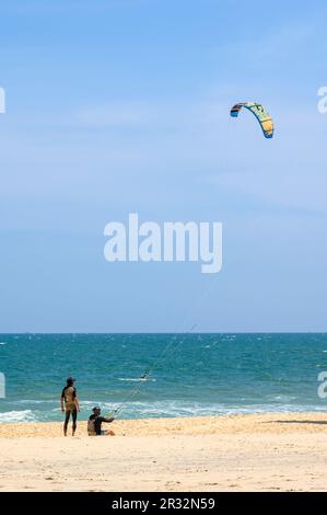 Istruttore di kitesurf e allievo con aquilone in volo sulla spiaggia di Mui NE, Vietnam. Foto Stock
