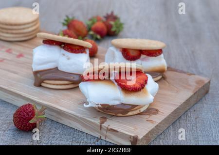 il dessert puzzola di marshmallow e fragola Foto Stock