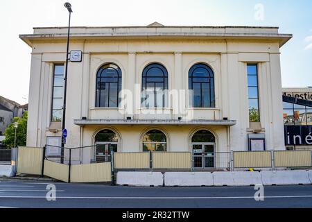 Meaux, Francia - 18 maggio 2023 : facciata dell'ex teatro storico di Meaux nella Senna e Marna, trasformato nel 'Majestic' cinema che è Foto Stock