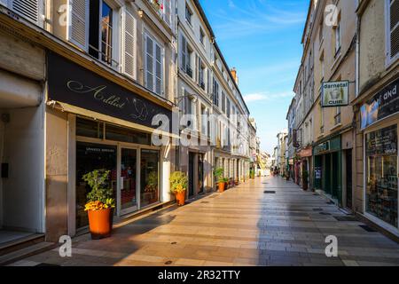 Meaux, Francia - 18 maggio 2023 : 'Rue du Général leclerc' strada pedonale dello shopping nel centro della città di Meaux nel dipartimento francese di Seine et ma Foto Stock