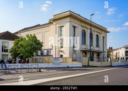 Meaux, Francia - 18 maggio 2023 : facciata dell'ex teatro storico di Meaux nella Senna e Marna, trasformato nel 'Majestic' cinema che è Foto Stock