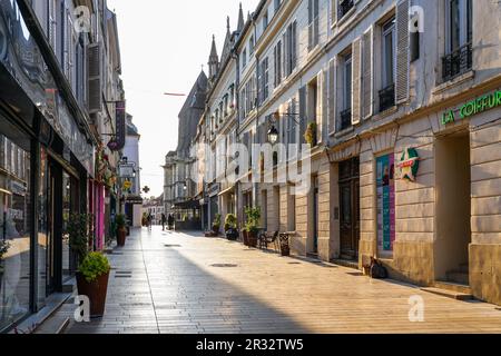 Meaux, Francia - 18 maggio 2023 : 'Rue du Général leclerc' strada pedonale dello shopping nel centro della città di Meaux nel dipartimento francese di Seine et ma Foto Stock