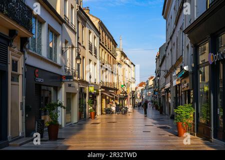 Meaux, Francia - 18 maggio 2023 : 'Rue du Général leclerc' strada pedonale dello shopping nel centro della città di Meaux nel dipartimento francese di Seine et ma Foto Stock