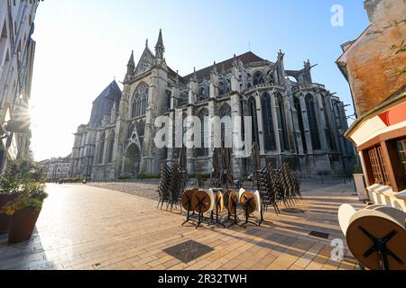 Cattedrale di Saint-Étienne di Meaux visto da Place Saint Pierre nel dipartimento della Senna e Marna vicino a Parigi, Francia Foto Stock