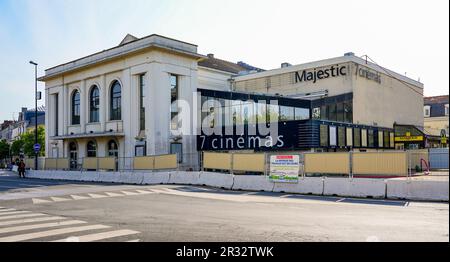 Meaux, Francia - 18 maggio 2023 : facciata dell'ex teatro storico di Meaux nella Senna e Marna, trasformato nel 'Majestic' cinema che è Foto Stock