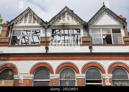 Westcliff on Sea, Regno Unito. 22nd maggio 2023. Resti di un incendio di un edificio a tre piani vicino a Hamlet Court Road. La costruzione si è accesa durante la sera del 21ist maggio. All'altezza dell'incendio erano presenti otto equipaggi con due piattaforme aeree a scala e una Incident Command Unit. Il personale antincendio è rimasto nel sito durante la notte e le strade locali rimangono chiuse. Penelope Barritt/Alamy Live News Foto Stock