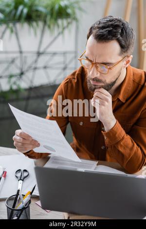 Business Uomo alla scrivania, nel profondo pensiero, staring off nello  spazio, si è concentrata sui suoi pensieri Foto stock - Alamy