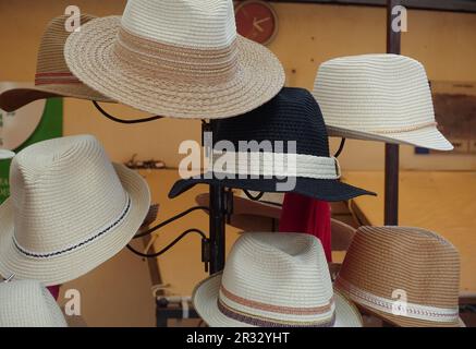 Vari cappelli nella finestra di un negozio in Francia cappello, materiale, negozio, tessile, donna, moda, stile, acquistare, chic, stoffa, colorato, display, eleganza, Foto Stock