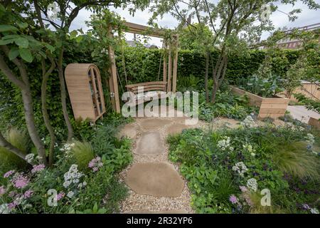 Royal Hospital Chelsea, Londra, Regno Unito. 22nd maggio, 2023. London Square Community Garden, Sanctuary Garden. Progettista: James Smith. La storia di questo giardino è iniziata al London-wide Open Gardens Weekend 2022, dove gli sponsor dell'evento London Square sono stati ispirati dai volontari della Doddington Estate di Battersea, che aveva creato un giardino comunale di mezzo ettaro utilizzando alberi donati, arbusti, perenni ed edifici - un'oasi verde incastonata tra i blocchi della torre. Credit: Malcolm Park/Alamy Live News Foto Stock