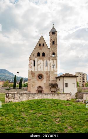 Veduta della chiesa di Sant'Apollinare a Trento, Trentino Alto Adige, Italia Foto Stock