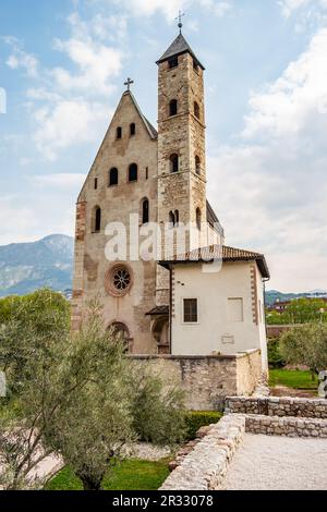 Veduta della chiesa di Sant'Apollinare a Trento, Trentino Alto Adige, Italia Foto Stock