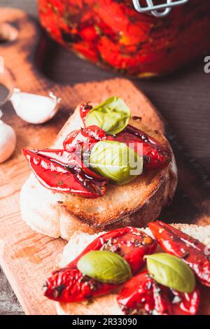 Bruschetta con pomodori secchi Foto Stock