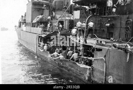 Una visione del Kamikaze-danni subiti dagli Stati Uniti Cacciatorpediniere-minatore USS J. William Ditter (DM-31). Fu colpita fuori Okinawa, Giappone, il 6 giugno 1945. Quando il Giappone stava affrontando la sconfitta alla fine del 1944 ha scelto di distruggere le navi statunitensi con attentati suicidi, noti come Kamikaze.questi attacchi erano una potente arma fisica e psicologica e affondarono un totale di 47 navi al costo di oltre 3000 piloti e aerei. Alla fine del 1944 la Marina americana era abbastanza grande da rendere le perdite insignificanti e non alterarono il corso della guerra. Foto Stock