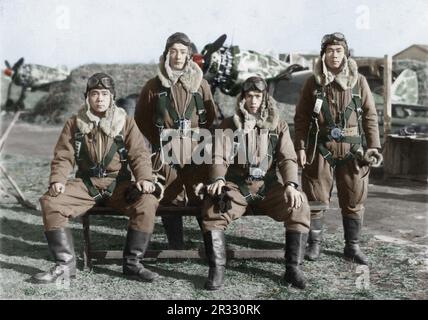 Membri del Hagakure-Tai, una divisione di ramming del 244th Sentai situata alla base aerea di Chofu, Tokyo, novembre 1944. Da sinistra a destra: Tenente Toru Shinomiya (leader), caporale Masao Itagaki, capomastro Sergente Takeo Yoshida e caporale Tadeashi Abe. In seguito fu chiamato Shinten Seikutai del 5th. Foto Stock