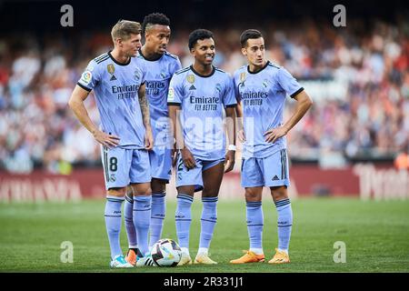 Toni Kroos (Real Madrid, #8), Eder Militao (Real Madrid, #3), Rodrygo Silva de Goes (Real Madrid, #21) e Lucas Vazquez (Real Madrid, #17) guarda su d Foto Stock