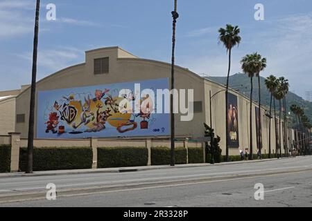 Burbank, CA / USA - 15 maggio 2023: I personaggi dei cartoni animati WB, con Bugs Bunny, Porky the Pig e altri, sono mostrati sul lato di un palcoscenico della Warner Bros. Foto Stock