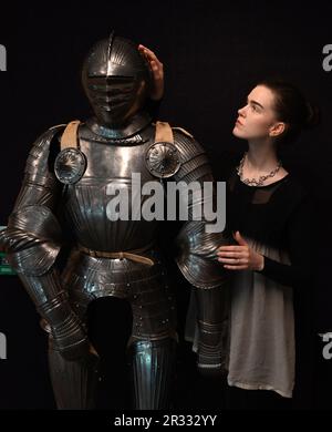 Le attrazioni includono Un raro Oakley 1854 Penny Coin : stima € 500-800 .Un raro composito tedesco Maximilian Full Armour .circa 1520 stima € 60,000-80.000 , Una coppia di pistole Flintlock Single-Trigger Over-and-Under a 22 fori, stima £18.000-22.000, una stima estremamente rara Flintlock Single-Trigger Over-and-Under Pistol a 33 fori £15,000-18.000, Una coppia di pistole Flintlock Duelling a 40 fori stima £12,000-1500, una stima Gotica di 15 15th-bore fine 12.000 16-15.000 € 6,000-8000 ... Foto Stock