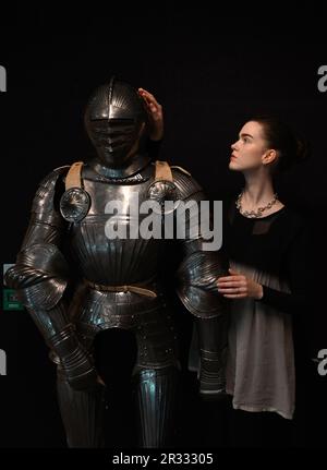 Le attrazioni includono Un raro Oakley 1854 Penny Coin : stima € 500-800 .Un raro composito tedesco Maximilian Full Armour .circa 1520 stima € 60,000-80.000 , Una coppia di pistole Flintlock Single-Trigger Over-and-Under a 22 fori, stima £18.000-22.000, una stima estremamente rara Flintlock Single-Trigger Over-and-Under Pistol a 33 fori £15,000-18.000, Una coppia di pistole Flintlock Duelling a 40 fori stima £12,000-1500, una stima Gotica di 15 15th-bore fine 12.000 16-15.000 € 6,000-8000 ... Foto Stock