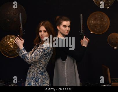 Le attrazioni includono Un raro Oakley 1854 Penny Coin : stima € 500-800 .Un raro composito tedesco Maximilian Full Armour .circa 1520 stima € 60,000-80.000 , Una coppia di pistole Flintlock Single-Trigger Over-and-Under a 22 fori, stima £18.000-22.000, una stima estremamente rara Flintlock Single-Trigger Over-and-Under Pistol a 33 fori £15,000-18.000, Una coppia di pistole Flintlock Duelling a 40 fori stima £12,000-1500, una stima Gotica di 15 15th-bore fine 12.000 16-15.000 € 6,000-8000 ... Foto Stock