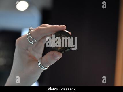 Le attrazioni includono Un raro Oakley 1854 Penny Coin : stima € 500-800 .Un raro composito tedesco Maximilian Full Armour .circa 1520 stima € 60,000-80.000 , Una coppia di pistole Flintlock Single-Trigger Over-and-Under a 22 fori, stima £18.000-22.000, una stima estremamente rara Flintlock Single-Trigger Over-and-Under Pistol a 33 fori £15,000-18.000, Una coppia di pistole Flintlock Duelling a 40 fori stima £12,000-1500, una stima Gotica di 15 15th-bore fine 12.000 16-15.000 € 6,000-8000 ... Foto Stock