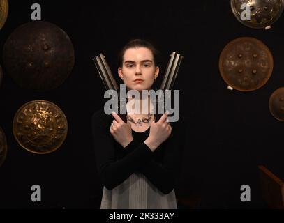 Le attrazioni includono Un raro Oakley 1854 Penny Coin : stima € 500-800 .Un raro composito tedesco Maximilian Full Armour .circa 1520 stima € 60,000-80.000 , Una coppia di pistole Flintlock Single-Trigger Over-and-Under a 22 fori, stima £18.000-22.000, una stima estremamente rara Flintlock Single-Trigger Over-and-Under Pistol a 33 fori £15,000-18.000, Una coppia di pistole Flintlock Duelling a 40 fori stima £12,000-1500, una stima Gotica di 15 15th-bore fine 12.000 16-15.000 € 6,000-8000 ... Foto Stock