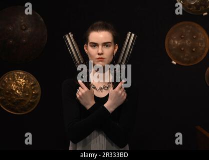 Le attrazioni includono Un raro Oakley 1854 Penny Coin : stima € 500-800 .Un raro composito tedesco Maximilian Full Armour .circa 1520 stima € 60,000-80.000 , Una coppia di pistole Flintlock Single-Trigger Over-and-Under a 22 fori, stima £18.000-22.000, una stima estremamente rara Flintlock Single-Trigger Over-and-Under Pistol a 33 fori £15,000-18.000, Una coppia di pistole Flintlock Duelling a 40 fori stima £12,000-1500, una stima Gotica di 15 15th-bore fine 12.000 16-15.000 € 6,000-8000 ... Foto Stock