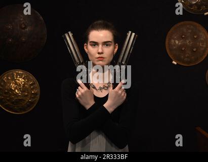 Le attrazioni includono Un raro Oakley 1854 Penny Coin : stima € 500-800 .Un raro composito tedesco Maximilian Full Armour .circa 1520 stima € 60,000-80.000 , Una coppia di pistole Flintlock Single-Trigger Over-and-Under a 22 fori, stima £18.000-22.000, una stima estremamente rara Flintlock Single-Trigger Over-and-Under Pistol a 33 fori £15,000-18.000, Una coppia di pistole Flintlock Duelling a 40 fori stima £12,000-1500, una stima Gotica di 15 15th-bore fine 12.000 16-15.000 € 6,000-8000 ... Foto Stock