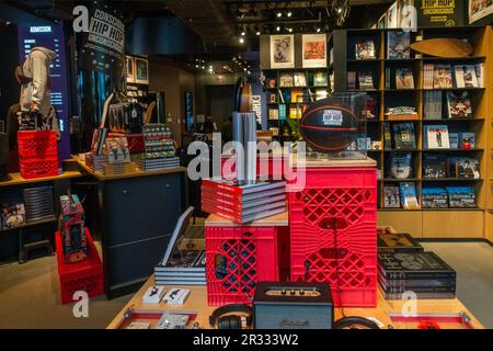 Prodotti inconscio all'hip-hop in vendita presso il negozio di articoli da regalo del Fotografiska Photography Museum a Manhattan, New York Foto Stock
